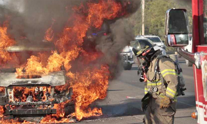 Consume incendio un pick up en la colonia Los Encinos