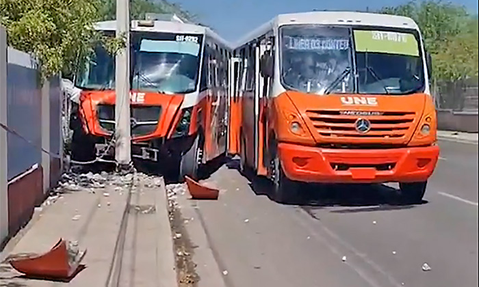 Colisionan dos camiones urbanos en la colonia Francisco Villa