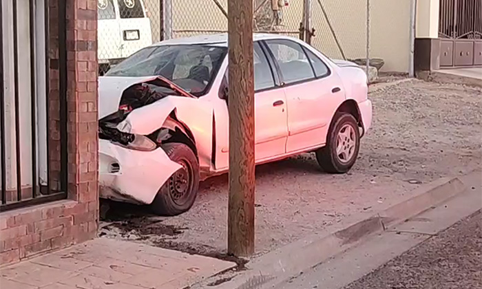 Se impacta auto contra domicilio en la colonia Villa de Seris