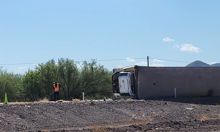 Vuelca tráiler en la carretera