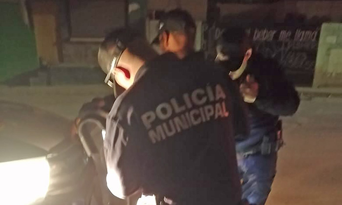 Amaga a dueño y huéspedes de cuartería en la comisaría Miguel Alemán