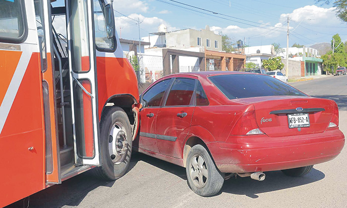 Colisionan camión urbano y auto sedán en la colonia Jacinto López