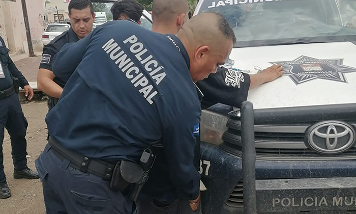 Sorprenden a tres individuos con armas; Agentes de la Policía Municipal