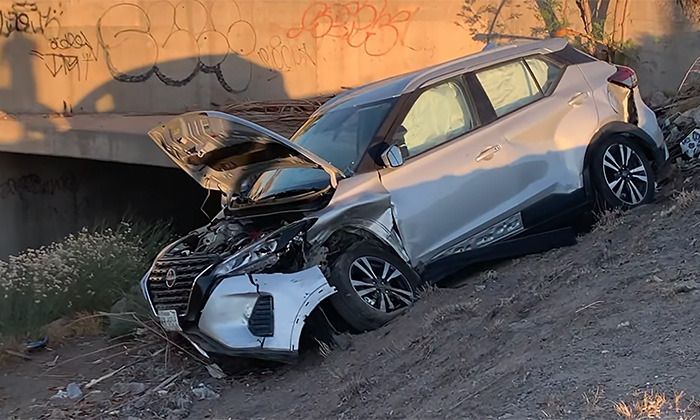 Choca y cae a canal en el bulevar Lázaro Cárdenas