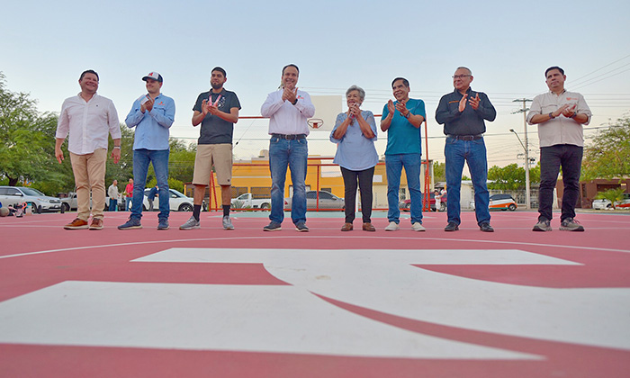 Entrega Toño Astiazarán rehabilitación de cancha en la colonia Fovissste