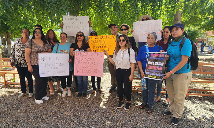 Protestan por expulsión de alumno autista en la Unison; Padres de familia y amigos