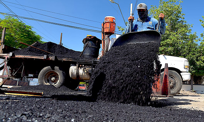 Reparan baches en la colonia Nueva España; Durante el programa Viernes en tu Colonia