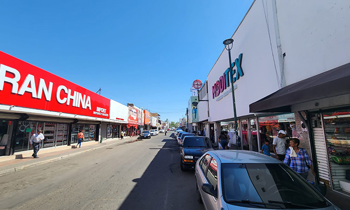 Laboran mayoría de comercios del Centro a pesar de ser día inhábil