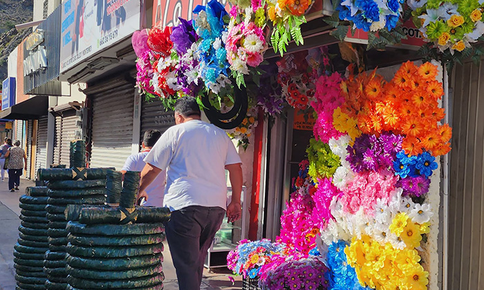 Aumentan venta de flores y coronas ante cercanía del Día de Muertos