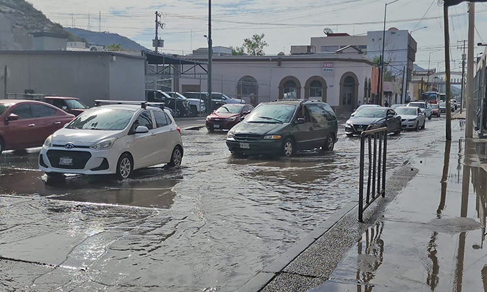 Se rompe tubería de 24 pulgadas en el Centro; Se desperdician miles de litros de agua