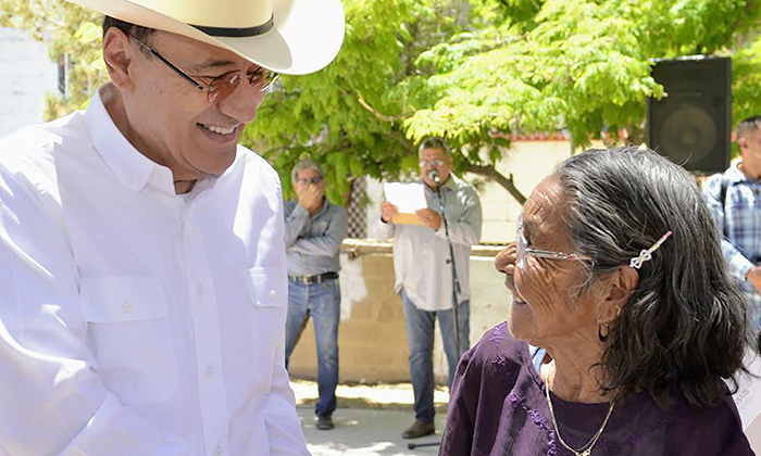 Entrega gobernador títulos a 47 mil familias; Dan certeza jurídica a las familias