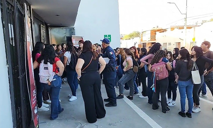 Se manifiestan alumnos del Centro de Ciencias Jurídicas en el plantel ubicado en el Centro