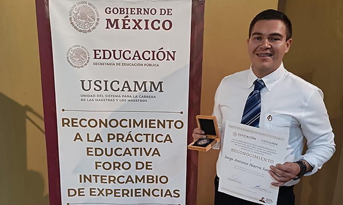 Reconocen la SEP a docente del Cobach