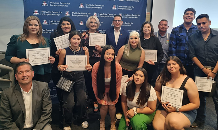 Certifica a maestros y estudiantes de Unisierra; La Universidad de Arizona