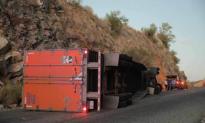 Choca y vuelca camión con arena en la carretera a la mina Nyco