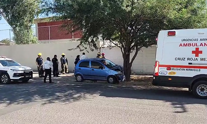 Se impacta auto contra árbol en la colonia Jacinto López