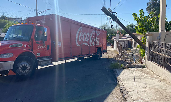 Camión repartidor se incrusta en casa en la colonia Country Club