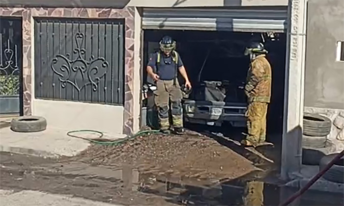 Sofocan incendio de vehículo en cochera en la colonia El Sahuaro