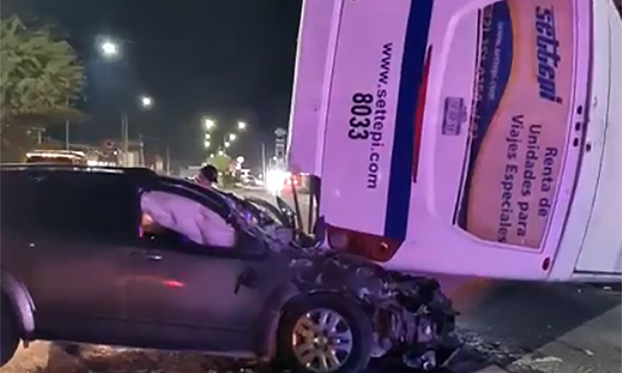 Choca a camión y le cae encima; Los tripulantes de la camioneta huyeron