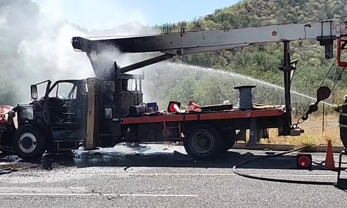 Consume fuego una grúa el parecer por falla eléctrica