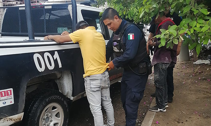 Atrapan a joven con arma blanca en Puerta del Rey