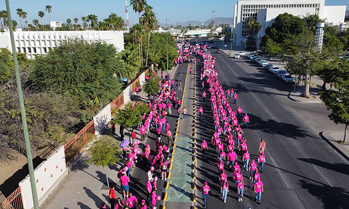 Realizan multitudinaria marcha por la salud para concientizar sobre el cáncer de mama