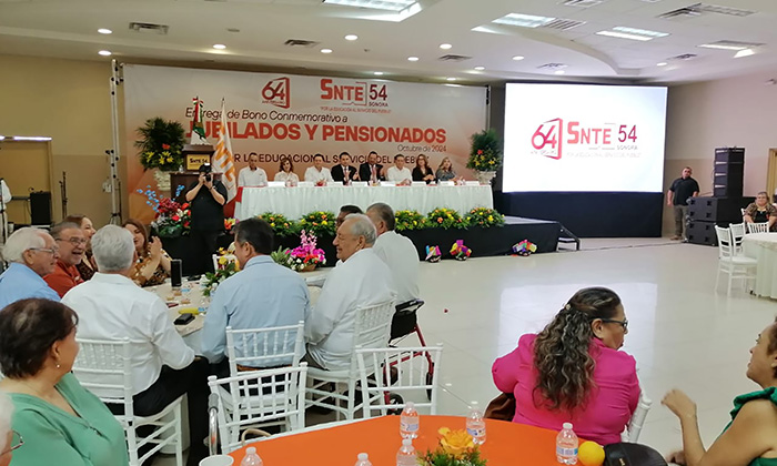 SNTE 54 reconoce a jubilados y pensionados; Entregan bono conmemorativo