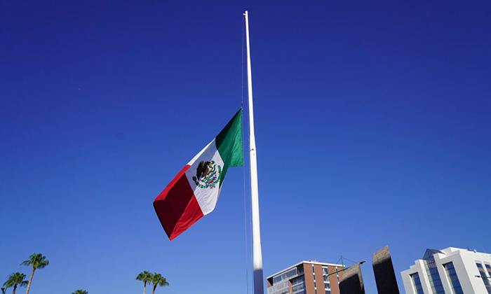 Conmemoran matanza de Tlatelolco; Izan bandera a media asta