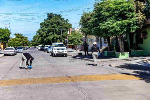 Hallan cinco cuerpos con signos de violencia frente a una escuela en Culiacán