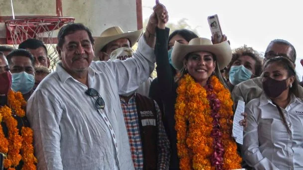 Félix Salgado defiende a su hija, gobernadora de Guerrero, tras críticas por cantar en evento mientras hallaban cuerpos sin vida