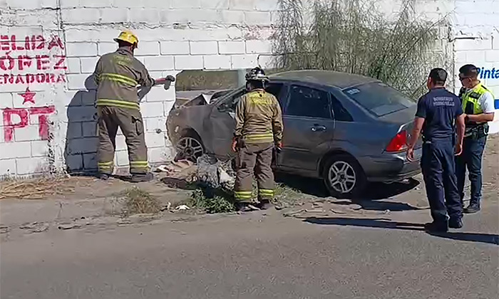 Se impacta auto contra barda en la colonia Café Combate