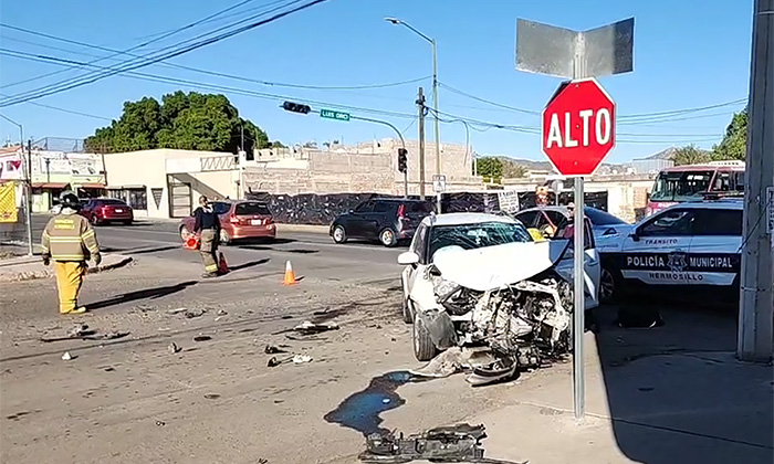 Aparatoso choque deja un herido en la calle De la Reforma y Luis Orcí