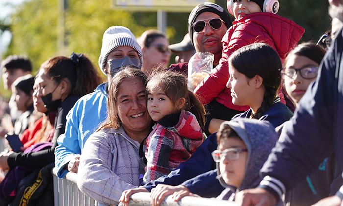 Disfrutan familias el Desfile Revolucionario