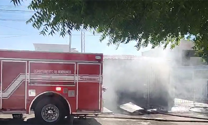 Sofocan bomberos incendio en vivienda en la colonia Los Jardines