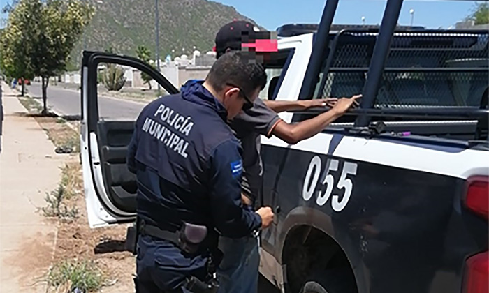 Maltratador de esposa agrede a policías en la colonia Las Minitas