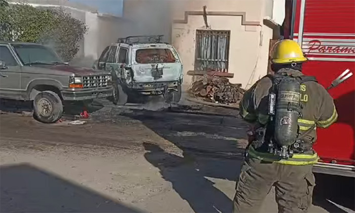 Consume fuego una camioneta; Quedó en pérdida total