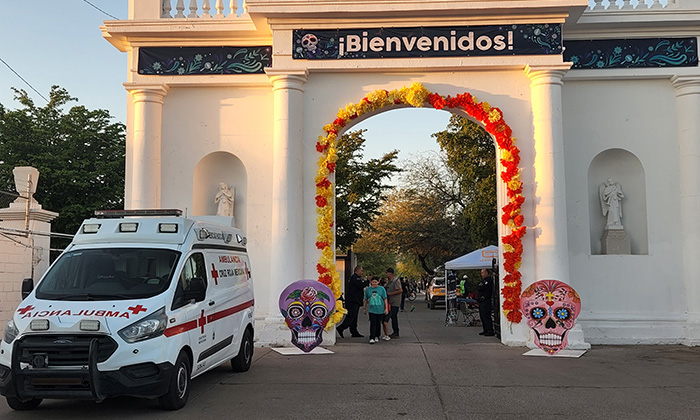 Se llenan de vida los panteones para recordar a sus muertos