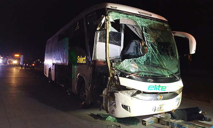 Impacta autobús a pick up en la carretera Guaymas Hermosillo