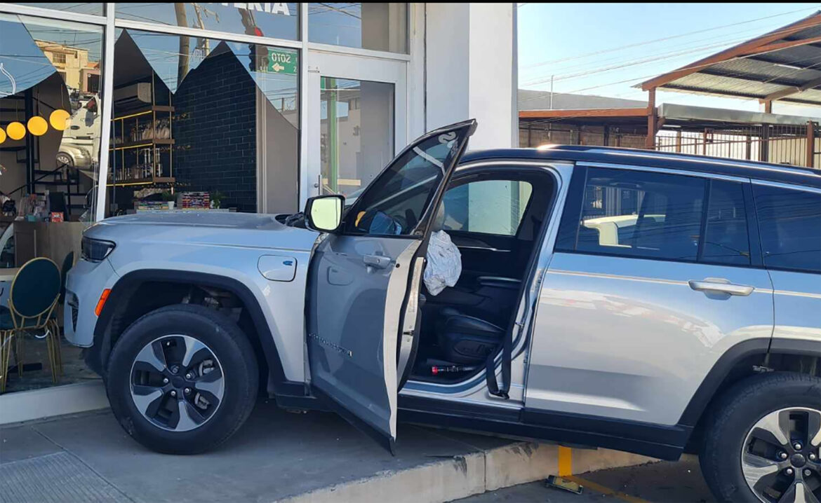 Choca y se mete carro a local en la colonia Periodista