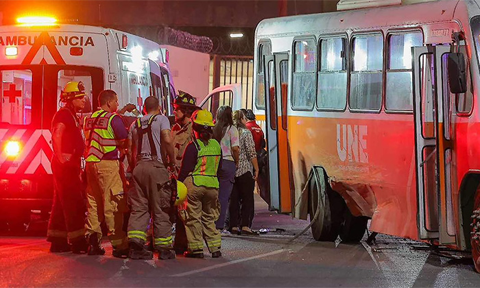 Se impacta pick up contra camión urbano en el centro de la ciudad