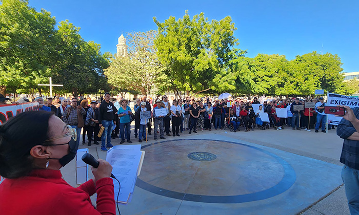 Se manifiestan derechohabientes de Isssteson frente a palacio de Gobierno