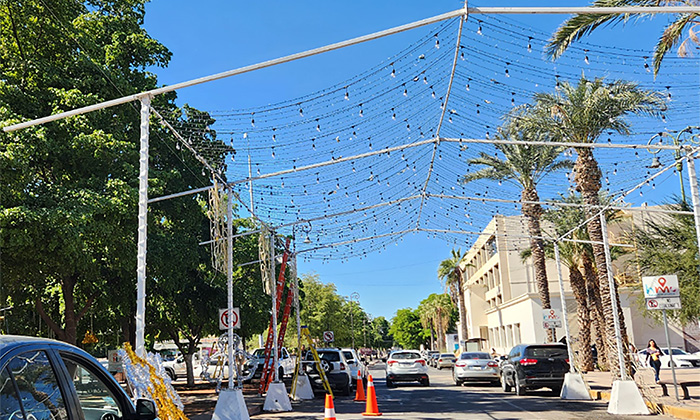 Colocan adornos navideños en el Centro Cívico; Autoridades municipales