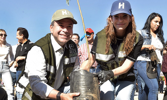 Realizan mega reforestación en La Cholla; Toño Astiazarán y Patty Ruibal