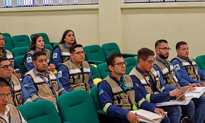 Capacitan a personal de la CFE en la UTSlrc