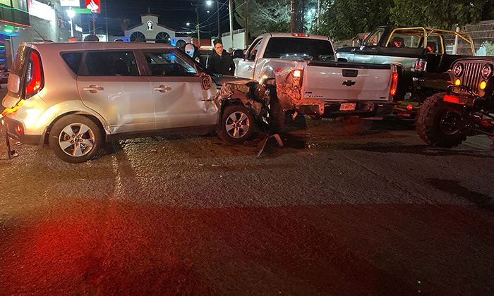 Conductora provoca carambola en la garita en Agua Prieta