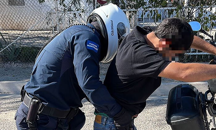 Lanza joven su bicicleta contra patrulla en la comisaría Miguel Alemán