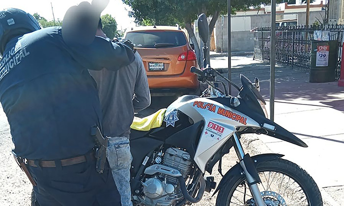 Ponen tras las rejas a agresivo sujeto en la comisaría Miguel Alemán
