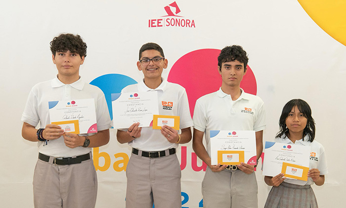 Debaten jóvenes estudiantes del Cobach en el Instituto Estatal Electoral