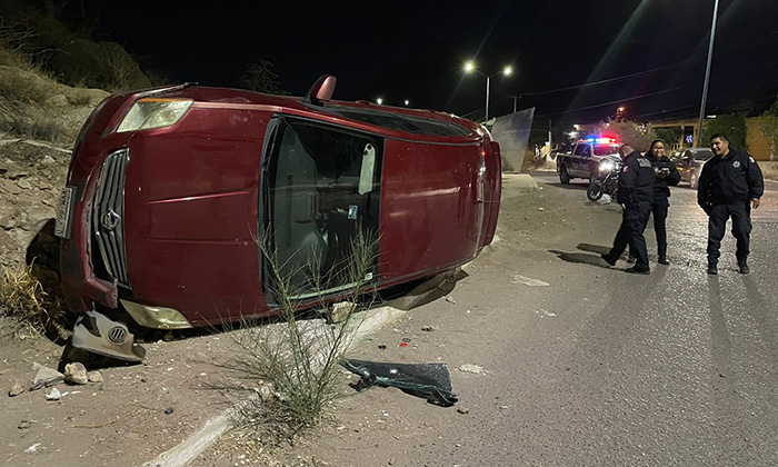 Se lesiona mujer en volcadura en bulevar Loma Dorada