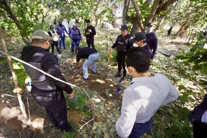 Hallan 17 cuerpos en fosas clandestinas durante operativos en Chiapas; autoridades garantizan seguridad y libre tránsito